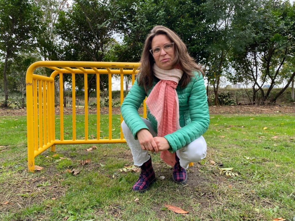 Mariska bij geel rek in de natuur